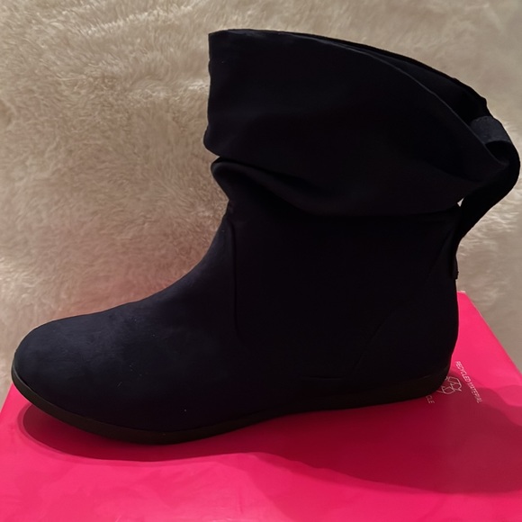 NWOT: SO Navy Blue ankle slouch flat booties. Size 6.5M - Picture 4 of 7